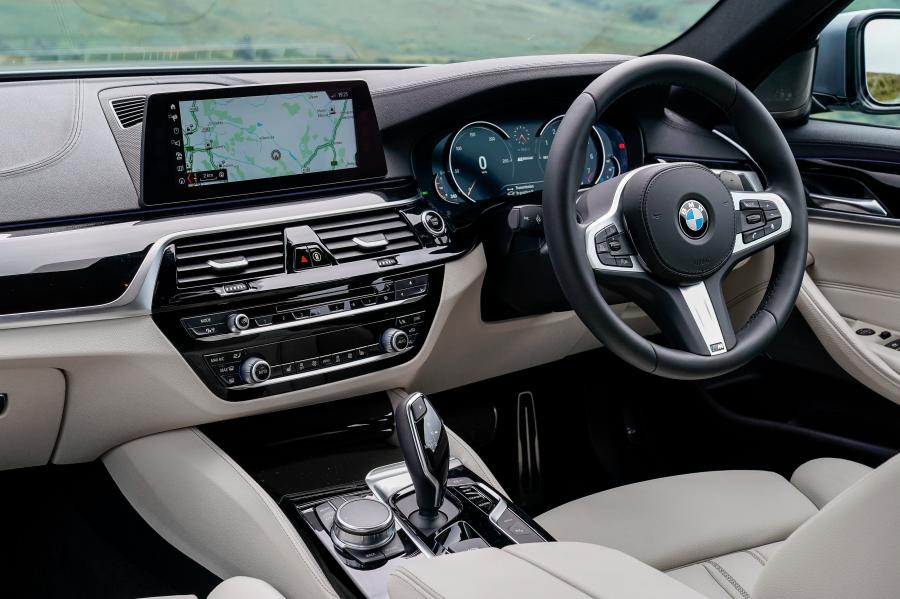 Интерьер BMW 530e M Sport (G30) 2017 года  (UK) (фото 22 из 40)